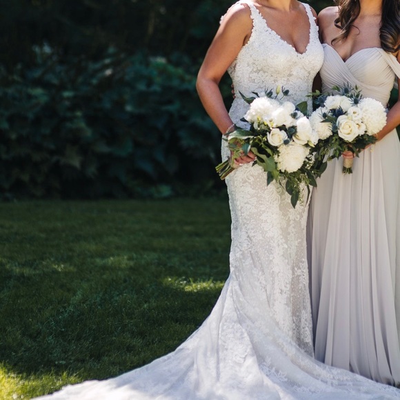 ROSA CLARÁ WEDDING DRESS | ADELA STYLE | LACE WITH OPEN BACK - Picture 3 of 6